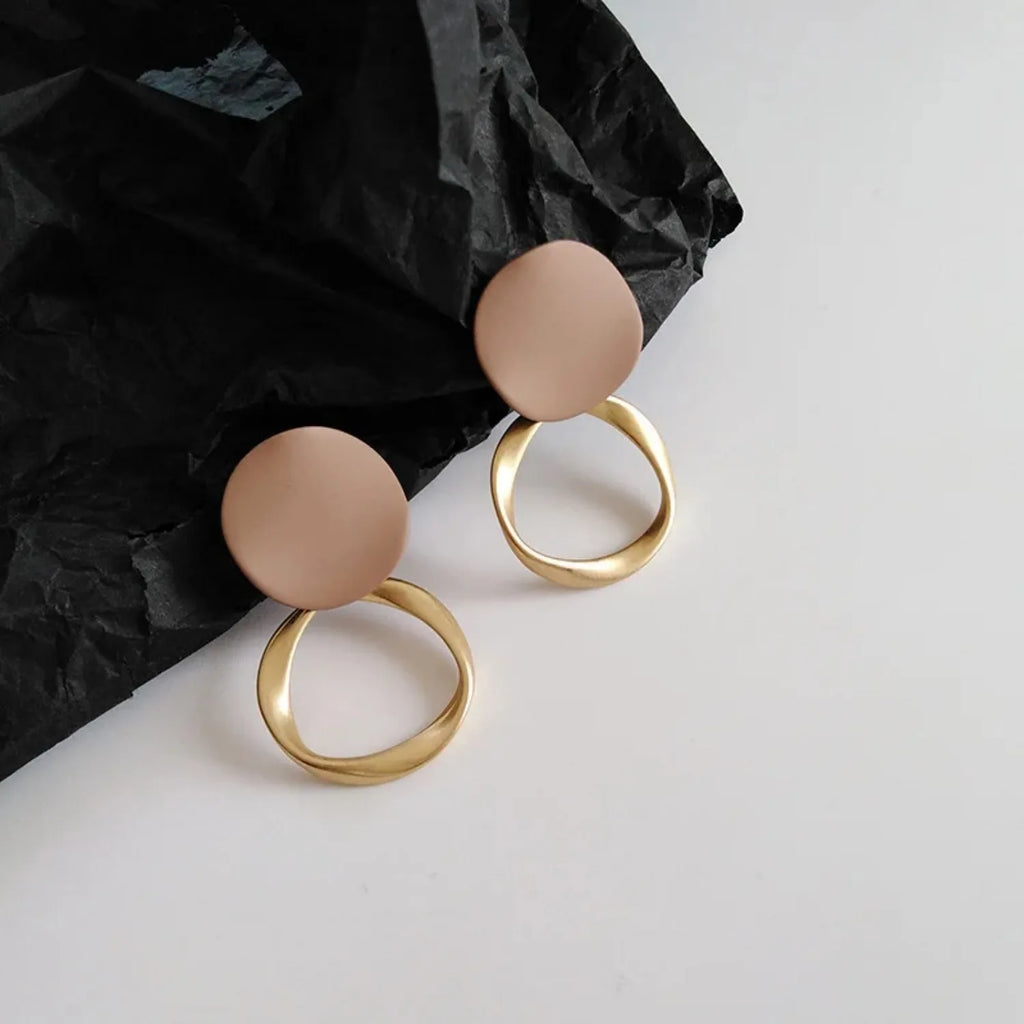 Brown geometric round dangle earrings. Vintage matte style for daily wear
