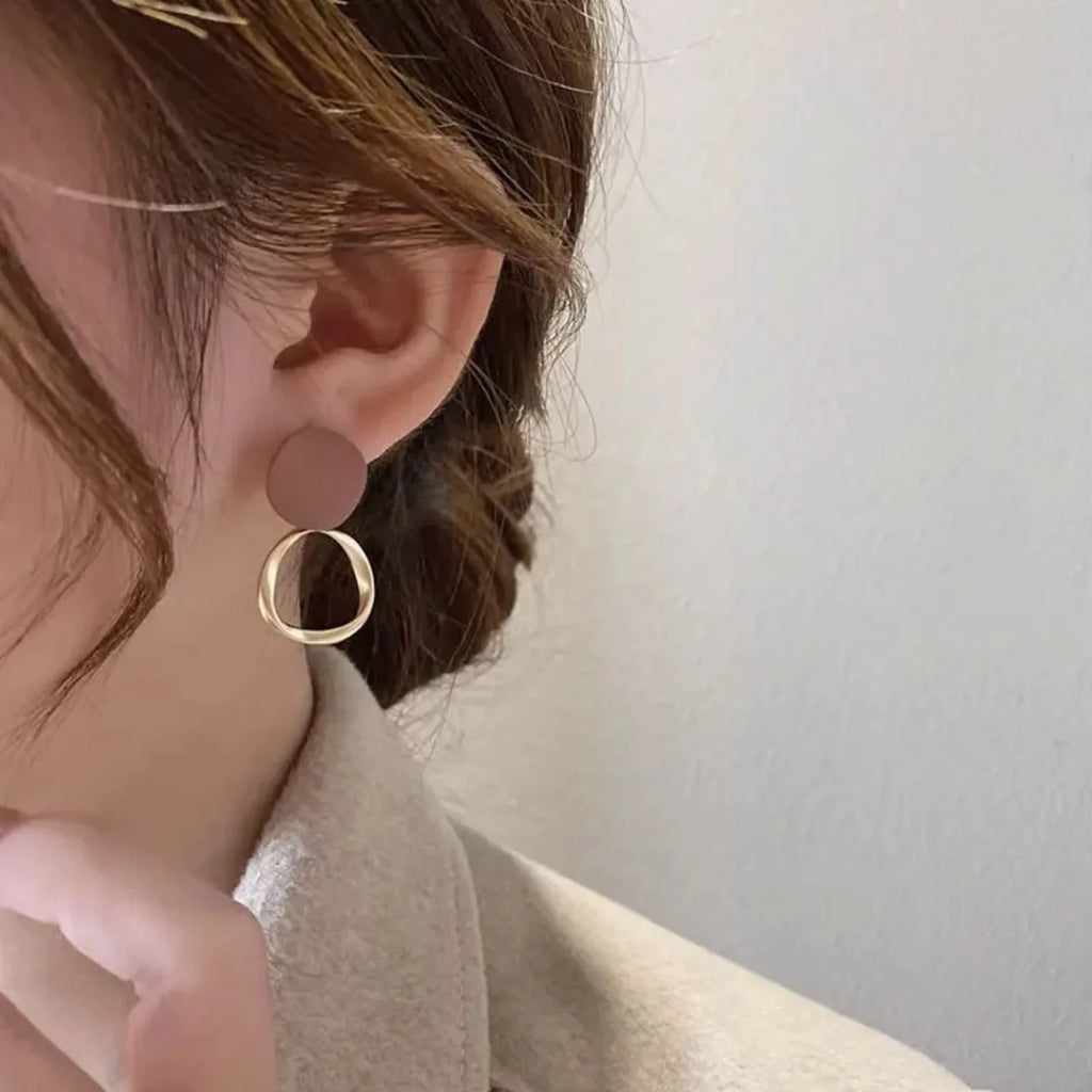 Brown geometric round dangle earrings. Vintage matte style for daily wear