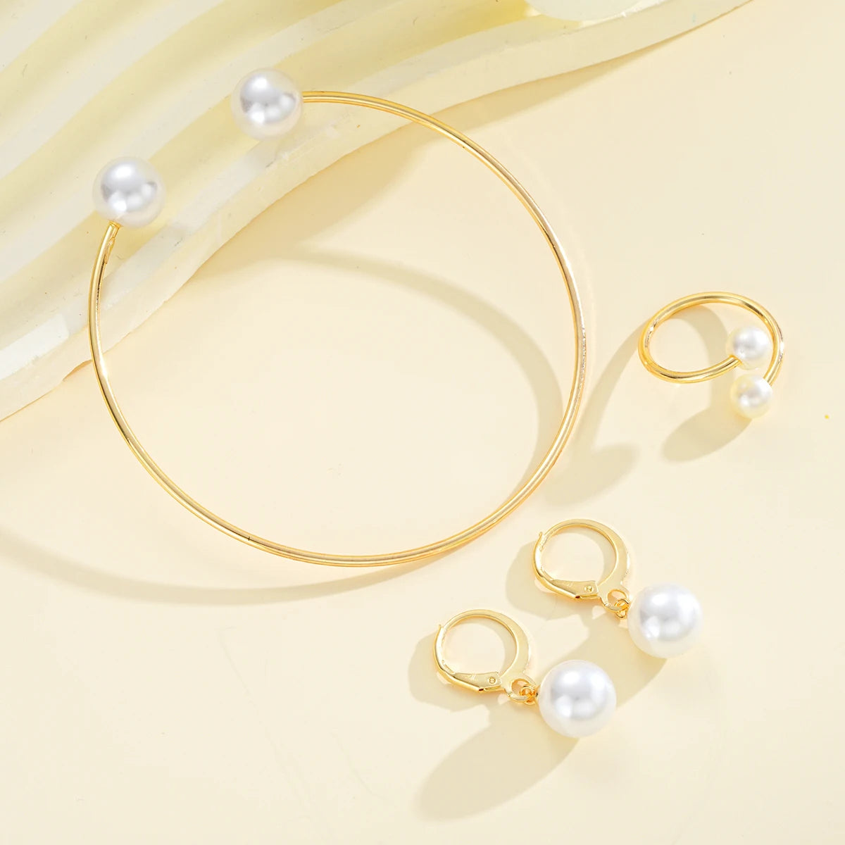 4-piece women’s pearl jewelry set. Gold-tone vintage style for special occasions