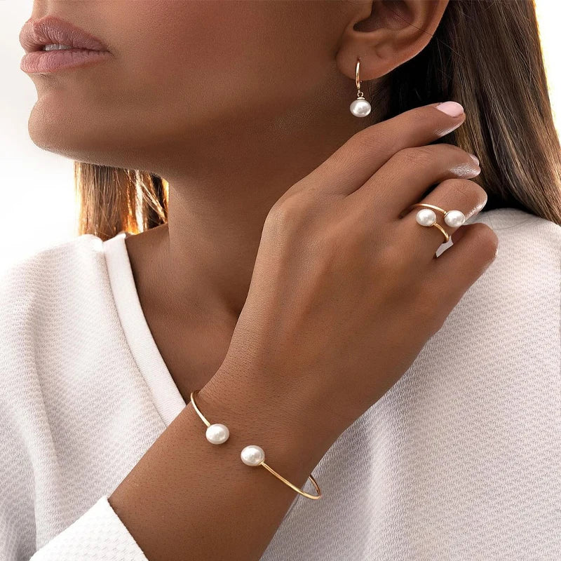 4-piece women’s pearl jewelry set. Gold-tone vintage style for special occasions