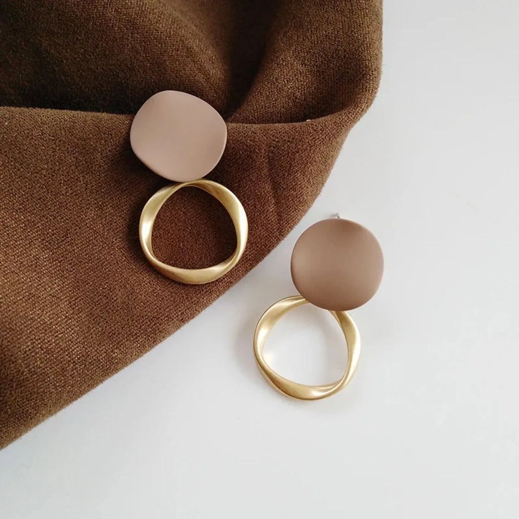Brown geometric round dangle earrings. Vintage matte style for daily wear